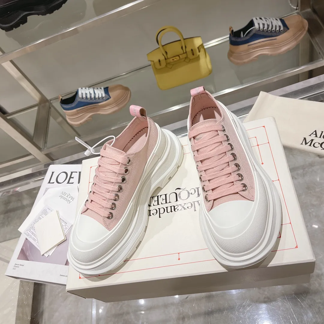 👟👟Ex-factory price 580👟👟 The latest version of Alexander McQueen's men's and women's couple's model is a hot item👑Purchase version original version 1:1 Fabric: Original imported waterproof canvas Lining: Imported water-resistant sheepskin, strong, stain-resistant and breathable. Insole: Imported silk lining Outsole: TPU multi-layer original combination sole (not the ordinary sole on the market) Packaging: Comes with original shoe box, cloth bag, certificate card Code number: 34-45